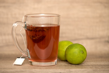 tasse de thé aux cirons sur fond bois