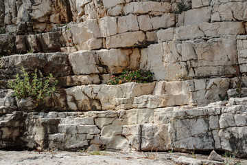 Steinwand am Strand in Pula, Istrien