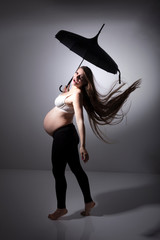 Schwangere Frau mit langen fliegenden Haaren und Japanischen Regenschirm Poster Porträt