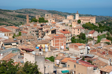 Blick über das Dorf Collesano auf der italienischen Insel Sizilien