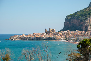 Blick auf die Stadt Cefalu auf italienischer Insel Sizilien