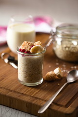 Schnelles vitaminreiches Nachtschwärmerfrühstück für Eilige mit Milch, Haferflocken, Banane, Granatapfel und Kokosflocken