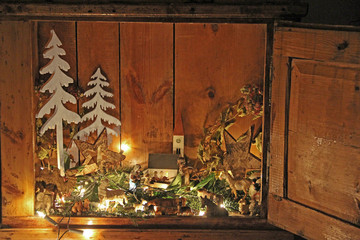 Weihnachtliche Dekoration in Schrank