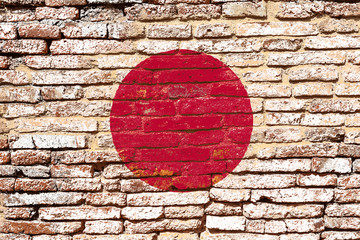 Drapeau japonais sur vieux mur de briques 