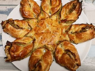 torta salata al forno ripiena di verdure