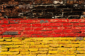 Drapeau allemand sur vieux mur de briques 