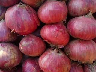 red onions at the market