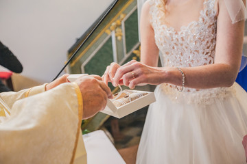 Obraz premium Moment zakładania obrączek