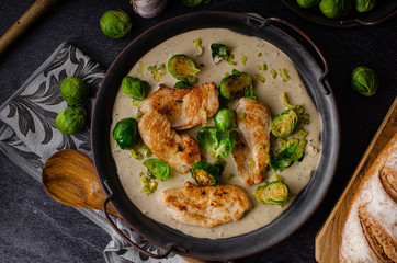 Grilled chicken with garlic cream