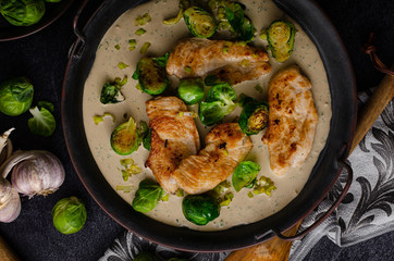 Grilled chicken with garlic cream