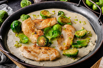 Grilled chicken with garlic cream