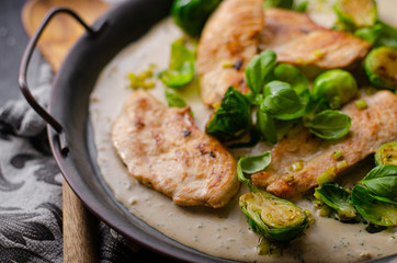 Grilled chicken with garlic cream
