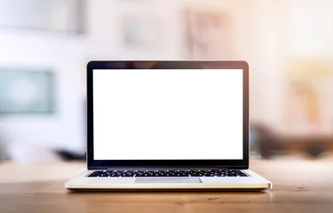 Weißer Hintergrund des Computermodells auf Tabelle. Laptop mit leerem Bildschirm. © Milan