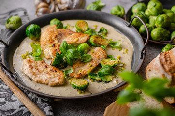 Grilled chicken with garlic cream