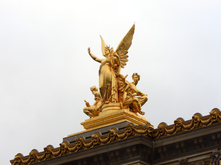 Fototapeta na wymiar statue opéra paris