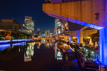 Fototapeta na wymiar 大阪中之島、鉾流橋から見た堂島川の夜景、水晶橋