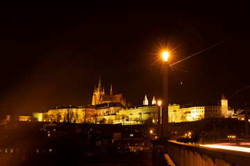 Der Hradschin mitten in Prag bei Nacht