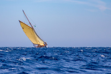 Naklejka premium barca a vela classica in legno
