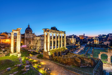 Obraz premium The ruins of the Roman Forum in Rome at dawn