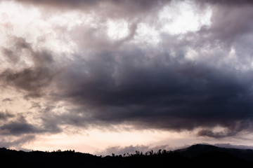 日本の山梨・6月、夕方の梅雨空