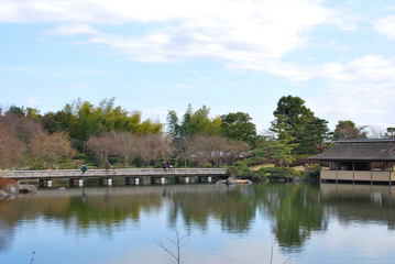 Fototapeta na wymiar 早春の東京都立川の国営昭和記念公園の日本庭園の風景