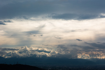 日本の山梨・6月、夕方の梅雨空