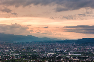 日本の山梨・6月、夕方の梅雨空