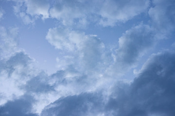 Ciel nuageux au crépuscule. Cloudy sky at dusk.
