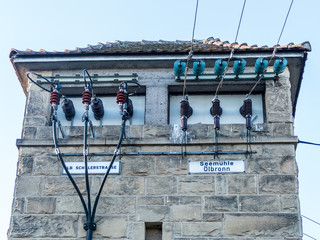 Trafoturm und Strommasten