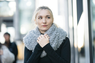 落ち込んだ表情の女性