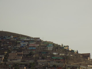 Obraz premium Casas sobre cerro. Lima, Perú.