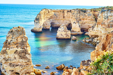 Kliffen en oceaan, Praia da Marinha, Algarve, Portugal
