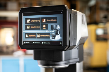 Fototapeta premium Digitaler Messprojektor mit Komputer und Messtisch, Glasmessfläche, Vermessungsgerät für Industrie, Field of View, Messtechnik