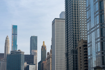 Fototapeta na wymiar Skyscrapers along Wacker Drive and the Chicago River in Chicago