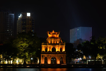 La tour de la tortue pendant la nuit à Hanoï au Vietnam.