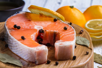 Salmon fillet with lemon and olive oil.