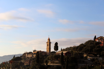 La chiesa e il borgo di Sant'Ambrogio sul colle di Castellaro
