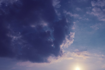 Obraz premium fluffy cloud above purple sky with sunlight in the morning