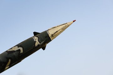 Obraz premium Un missile sol-air d'origine russe utilisé par l'armée vietnamienne pendant la guerre du Vietnam au Vietnam à Hanoï.