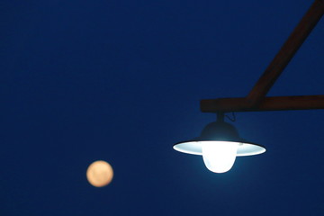 lámpara de la calle con la luna a su izquierda
