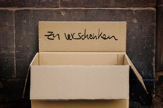 Carboard box with german inscription "zu verschenken"  meaning Fee Stuff.