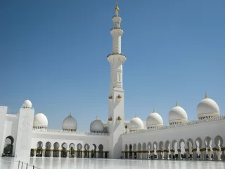 Foto op Plexiglas bright white Sheikh Zayed Grand Mosque with golden domes against the blue sky on a sunny day, Abu Dhabi, UAE © Mentor56