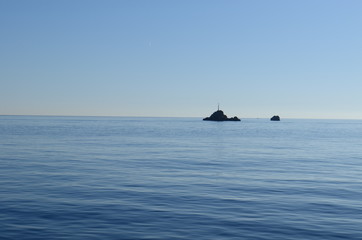 dos pequeñas islas en el horizonte de oceano azul