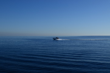lancha a toda velocidad en el mar azul