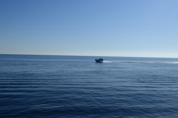 lancha a toda velocidad en el mar azul