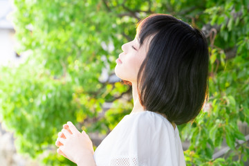 Obraz premium 祈る女性