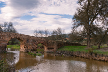 Reflejos del puente de las ovejas en el río 