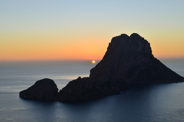 Fototapeta na wymiar sol despidiendose en el horizonte del mar mediterraneo entre los islotes de ibiza