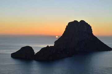 Fototapeta na wymiar sol despidiendose en el horizonte del mar mediterraneo entre los islotes de ibiza