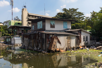 Slum demolition around Kluaynamthai district